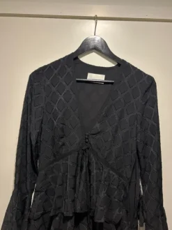 Musta pitkähihainen mekko