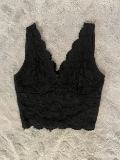 Musta pitsinen toppi