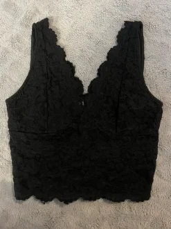 Musta pitsinen toppi