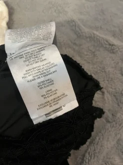 Musta pitsinen toppi