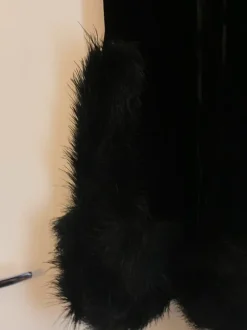 Musta samettinen hame karva reinuksella