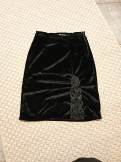 Musta samettityylinen minihame