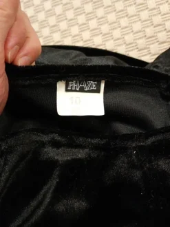 Musta samettityylinen minihame