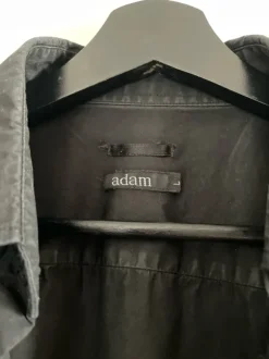 Musta slim fit kauluspaita