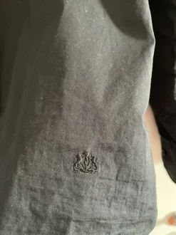 Musta slim fit kauluspaita