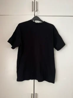 Musta T-paita printillä