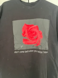 Musta T-paita printillä