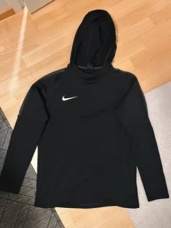 Musta treeni huppari