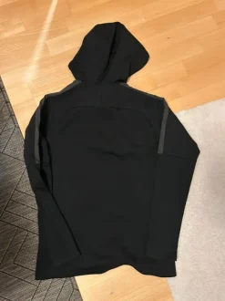 Musta treeni huppari