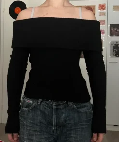Musta villa paita shoulders off