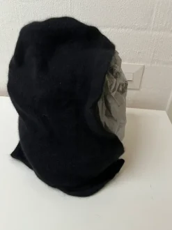 Musta villahuppu angoraa