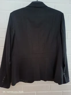 Musta vuorellinen jakku