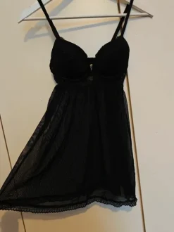 Musta yöasu/alusvaate S