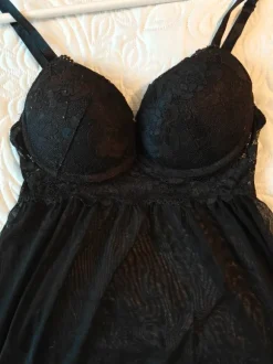 Musta yöasu/alusvaate S