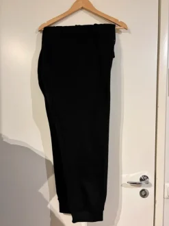 Mustat collagehousut