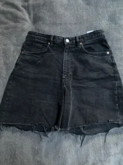 Mustat denimshortsit