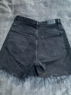 Mustat denimshortsit