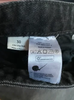 Mustat denimshortsit