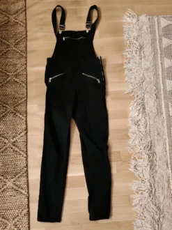 Mustat farkkuhaalarit