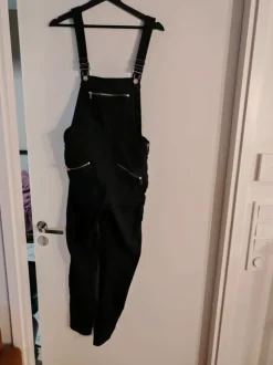 Mustat farkkuhaalarit