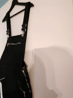 Mustat farkkuhaalarit