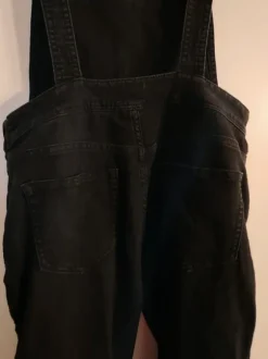 Mustat farkkuhaalarit