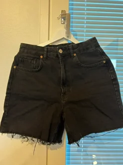 Mustat farkkushortsit