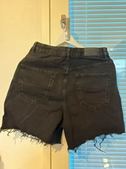 Mustat farkkushortsit