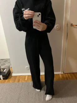 Mustat leveälahkeiset housut