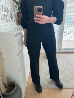 Mustat leveät housut