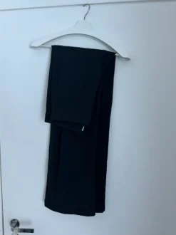 Mustat leveät housut