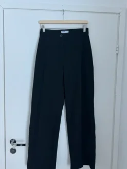 Mustat leveät housut