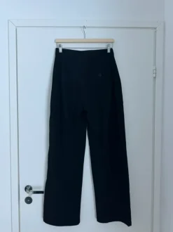 Mustat leveät housut