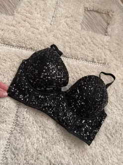 Mustat paljetti rintsikat