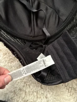 Mustat paljetti rintsikat