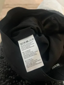 Mustat paljettihousut levenevillä lahkeilla