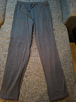 Mustat pyjamahousut koossa M