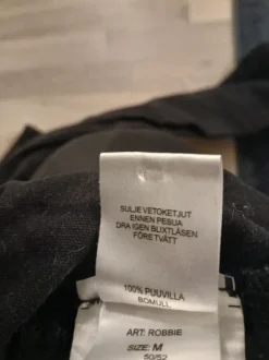 Mustat reisitaskuhousut