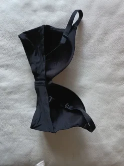 Mustat rintaliivit 80D