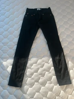 Mustat suorat farkut