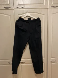 Mustat suorat housut