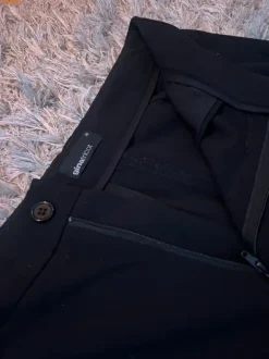 Mustat suorat housut