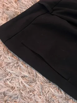 Mustat suorat housut