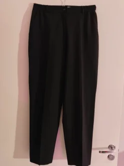 Mustat suorat housut