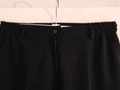 Mustat suorat housut