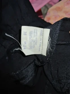 Mustat suorat housut