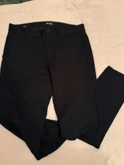 Mustat suorat housut