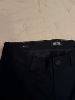 Mustat suorat housut