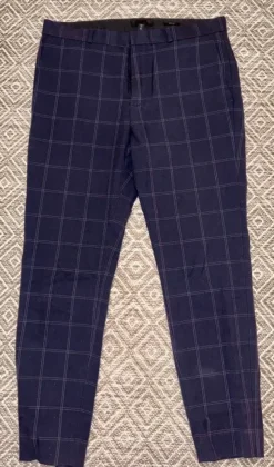 Myydään puvunhousut