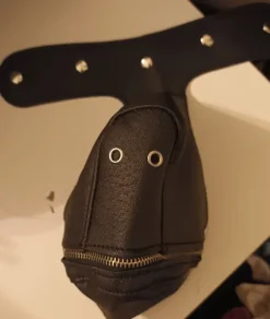 Nahkainen bondage koiramaski kuonokopalla